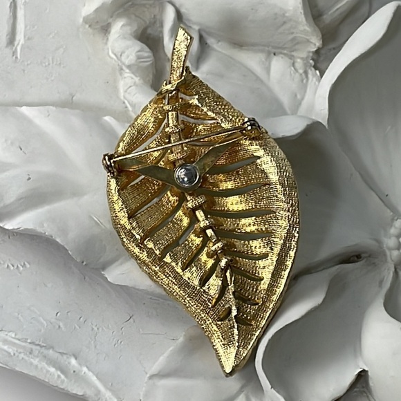 Large Leaf Brooch Adorned with 17 Golden Crystals - Picture 4 of 5